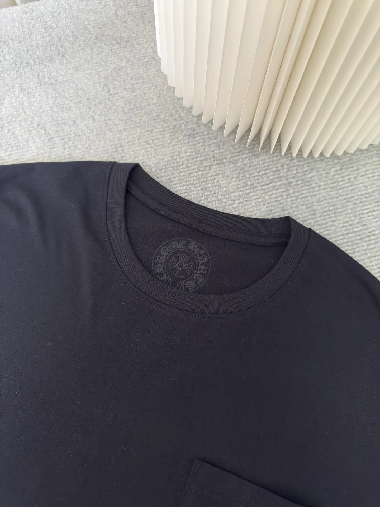 P300 Chrome Heart Miami limited color cross long sleeves. The fabric is made of 26-woven 220g cotton. The printing uses high-temperature ink printing technology, and the color of the printing area is extremely complex. Size S M L